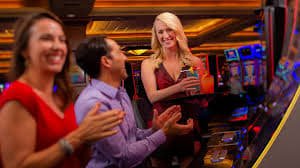 Meja Three Card Poker live di platform home togel dengan dealer dan pemain